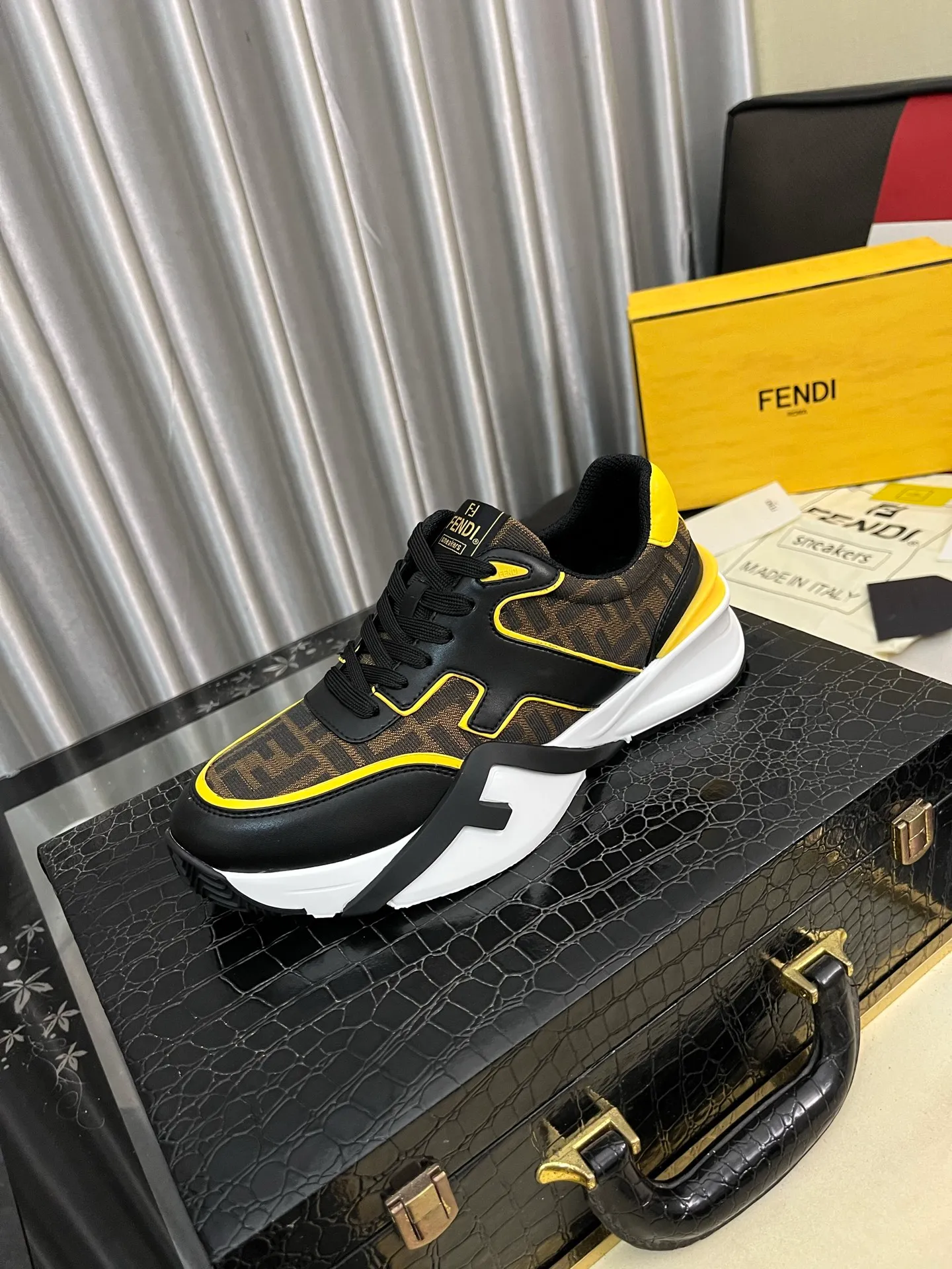 Men's men's shoes 💰560⌚️⌚️FENDI.•FENDI unique modern style sneakers. Counter purchasing🏃casual shoes😍😍 Original breathable fly-knit mesh imported from Italy (refuses to discolor and abrade feet) soles: Original soles specially provided by the original factory, super cool😍 French lazy style design ⚠️ Original quality, super comfortable and wear-resistant original soles. Code number: 38-442️⃣Colors available